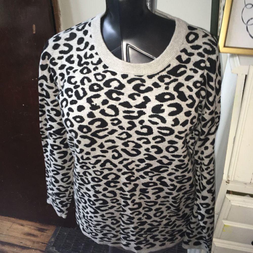 Forever21 gray leopard spot size M pullover sweater